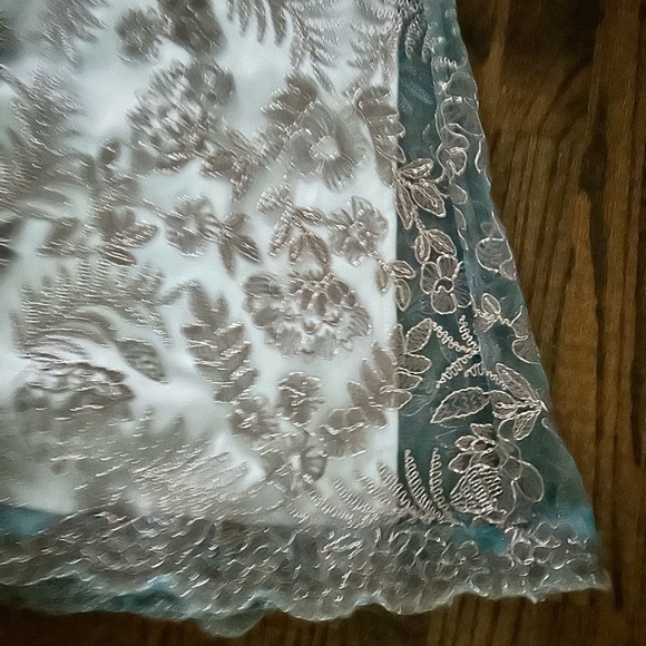 Tadashi Shoji Full-Length Off-Shoulder Metallic Embroidered Formal Gown: Size 4 - Picture 5 of 8